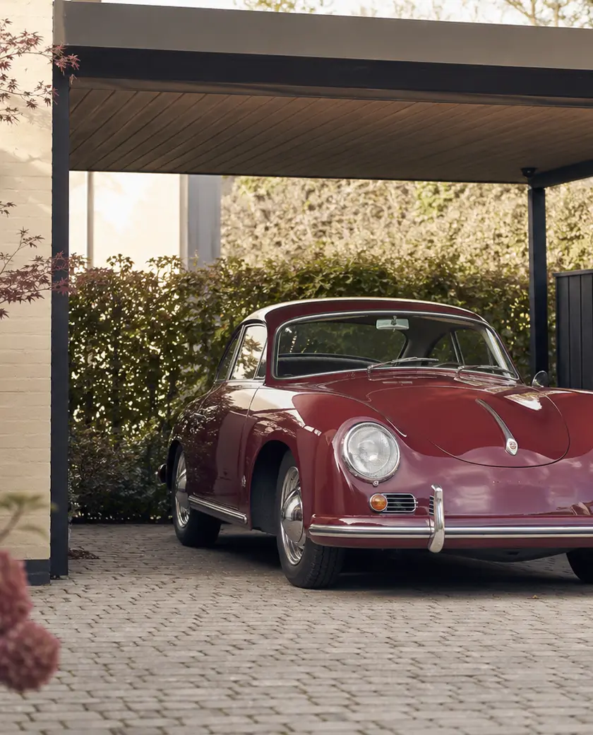 Foto: klassisk sportsvogn i carport