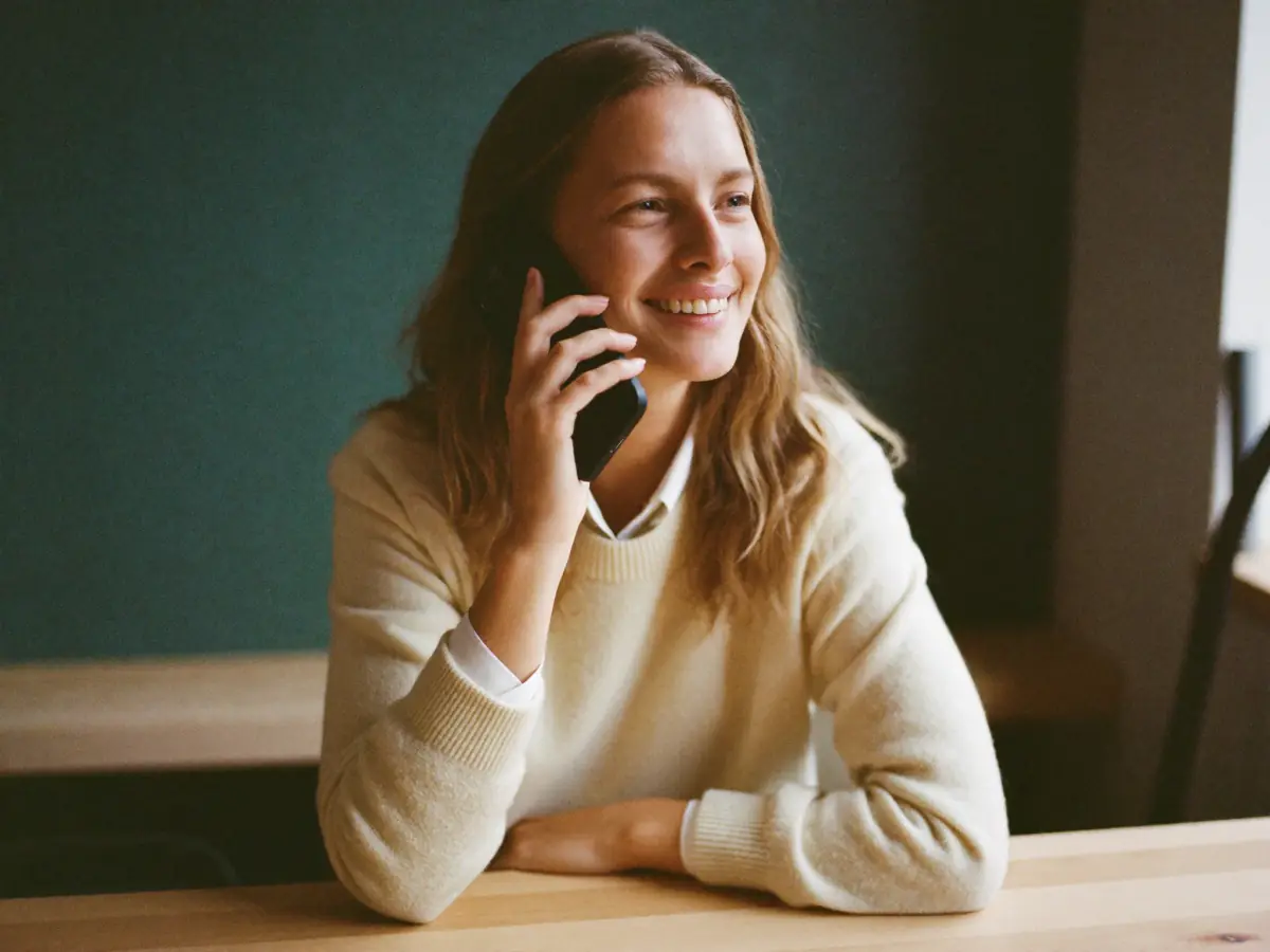 Personlig rådgiver hos Fælles Forsikring taler med en kunde i telefonen